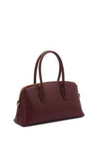 Bordo kožni ručni torbica sa strukturiranim dizajnom, dva gornja držača i zlatnim patentnim zatvaračem, s detaljima šivanja uz rubove.