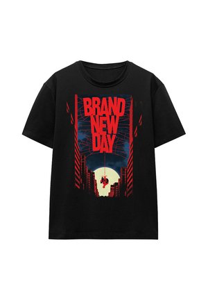 Schwarzes T-Shirt mit roter und blauer Grafik von Stadthäusern, Spinnennetz und einer Person, die unter dem fett gedruckten roten Text "BRAND NEW DAY" an einem Seil schwingt.