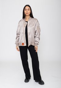 Geselecteerd, taupe
