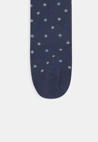 Calzini blu navy con pois multicolori in azzurro chiaro, blu scuro e grigio. Tessuto morbido e punta rinforzata.