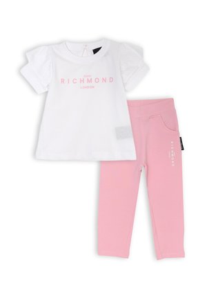 T-shirt bianca con maniche corte a sbuffo, stampa rosa "RICHMOND", abbinata a leggings rosa con un piccolo logo e tasche.