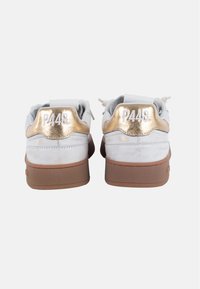 Zapatillas blancas con acentos metálicos dorados en el talón, que cuentan con una suela de goma texturizada y la etiqueta "P448" destacada.