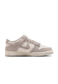 Lav-sko sneaker i beige og off-white med ruskindsoverlejringer, perforeret tåboks og tekstureret gummisål.