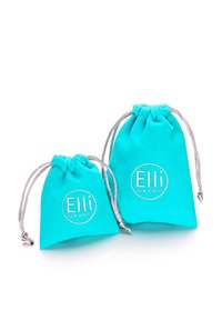 Bolsas de joyería de cuerda turquesa en dos tamaños, hechas de tela suave, con detalles en color plateado y un logo que dice "Elli We ♥ Jewels."