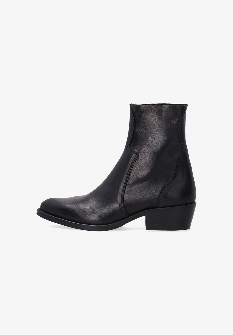 Černá kožená kotníková bota s hladkým povrchem, špičatou špičkou a nízkým nastavitelným podpatkem, s postranními rozparky pro snadné obouvání.