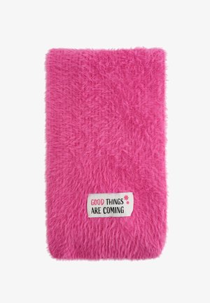 Svetlo roza puhasto blago s prišitim belim simbolom, na katerem je napis "DOBRE STVARI PRIHAAJAJO" v črni in rdeči barvi ter dvema rožnima cvetličnima ikonama.