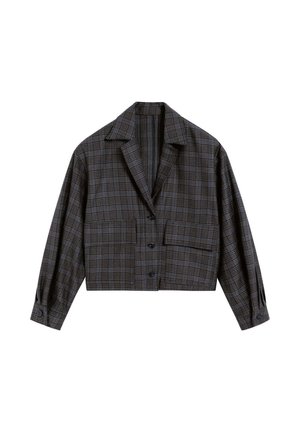Chaqueta corta con patrón de cuadros, en tonos grises y negros, con dos bolsillos frontales, un cuello con muesca y cierre de botón.