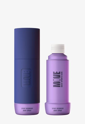 Deux bouteilles de spray corporel violettes ; l'une est haute avec une texture nervurée et un couvercle, l'autre est plus courte avec une surface lisse, toutes deux étiquetées "SPRAY CORPOREL DE RÉCUPÉRATION SPORTIVE."