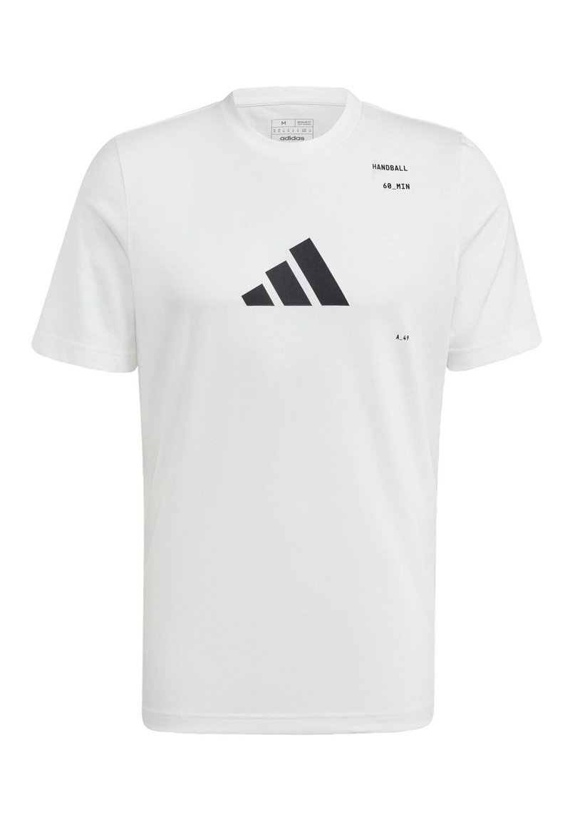 Camiseta de manga corta blanca, hecha de algodón, con un gran logo negro de Adidas y texto impreso en la parte frontal. Diseño sencillo con cuello redondo.