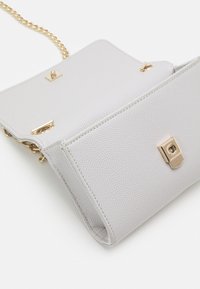 Valentino Bags Axelremsväska - white