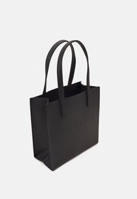 Czarna torba na ramię wykonana z teksturowanego materiału, z dwiema mocnymi uchwytami i wytłoczonym logiem "TED BAKER LONDON" z przodu.