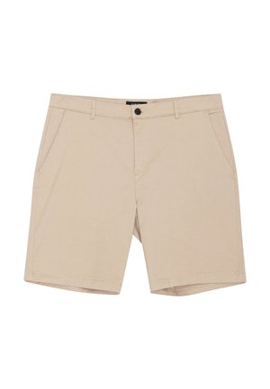 Pantaloncini beige da uomo su misura con tasche frontali, passanti per cintura e chiusura con bottone nero in vita.