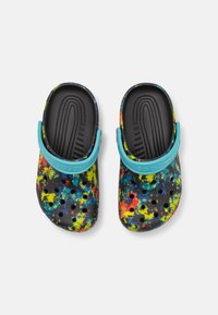 Sabots avec une base noire ornée d'un motif éclaboussé coloré en jaune, rouge et bleu ; design perforé pour la ventilation ; sangle teal.