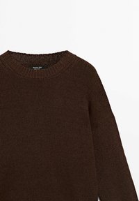 Pull en maille marron foncé avec col rond et manches longues, fabriqué par Massimo Dutti.