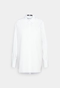 Camicia bianca a maniche lunghe con colletto classico, chiusura con bottoni e vestibilità sagomata. Tessuto liscio con una leggera lucentezza e maniche con polsini.