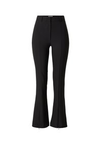 Schwarze ausgestellte Hosen aus glattem Stoff, mit einer taillierten Taille, subtilen Falten, dekorativen Reißverschlüssen an den Säumen und einem klassischen Design.