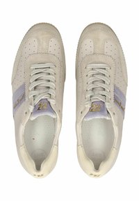 Zapatillas blancas de cuero con detalles perforados, acentos lavanda, marca en dorado y cordones planos. Punta redondeada e interior acolchado.