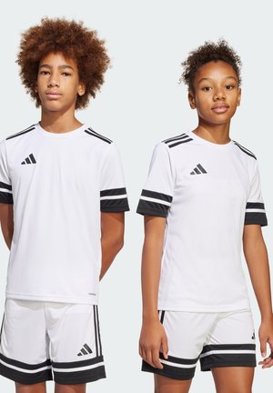 Ropa deportiva juvenil de Adidas que incluye camisetas blancas de manga corta con acentos de rayas negras y pantalones cortos a juego con ribetes negros.