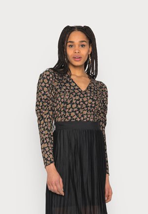 Vestido preto com padrão floral, apresentando decote em V, mangas longas e uma saia preta plissada, com uma cintura ajustada e tecido de textura suave.