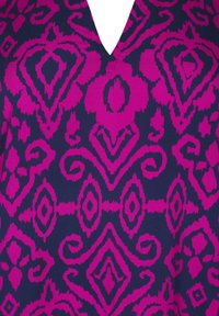 Tessuto stampato con un vivace design fucsia e blu navy. Il motivo include varie forme come diamanti e spirali. Dettaglio con scollatura a V.