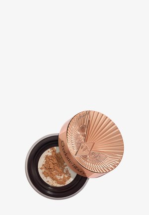 Lose Puder-Foundation mit einem roségold geprägten Deckel, der teilweise geöffnet ist und das hellbraune Produkt im Inneren zeigt, Marke Charlotte Tilbury.