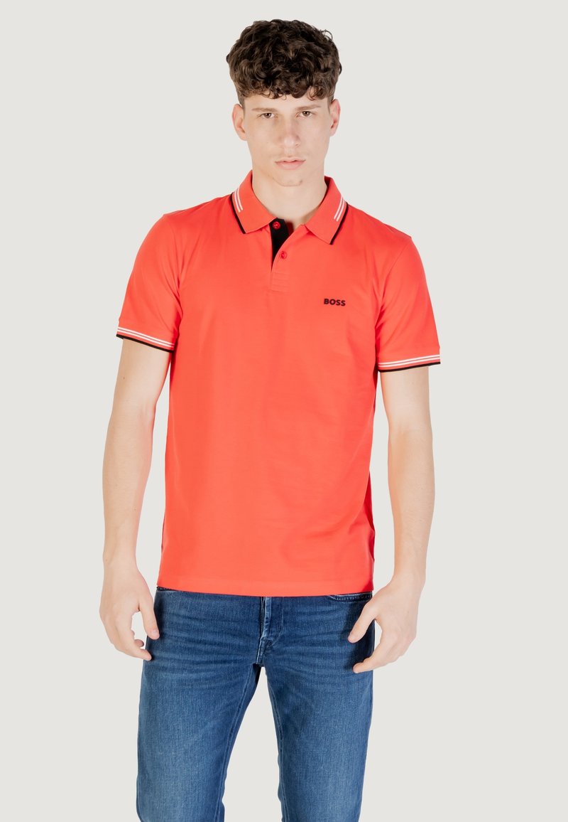 Polo shirt rosso brillante con maniche corte, colletto nero e dettagli a strisce sulle maniche. Presenta un piccolo logo nero "BOSS" sul petto.