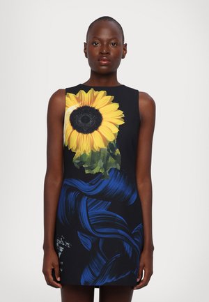 Schwarzes ärmelloses Kleid mit einem großen Sonnenblumenmotiv und blauen Pinselstrichmustern. Glatter Stoff mit einem Schnitt über dem Knie.