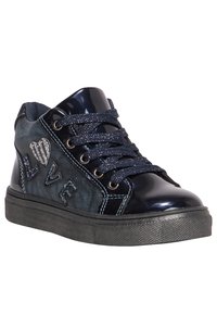 Sneaker alta blu navy con textures in pelle verniciata e scamosciata. Presenta dettagli ricamati e lacci glitterati. Suola in gomma.