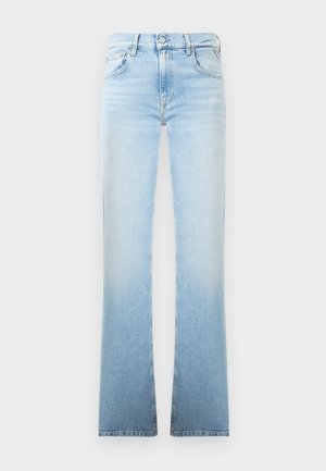 Svetlomodré riflové nohavice s rozšírenými nohavicami a postupným farebným prechodom, dizajn s piatimi vreckami a zapínaním na gombík v páse. Hladká textúra a čisté línie.