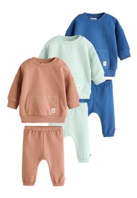 Neli komplekti laste riideid: puuvillasest segust pusa ja püksid pruunis, mündirohelises ja sinises värvitoonis. Omavad esitaskuid ja elastseid mansette.