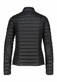 Czarna kurtka puchowa z poziomym pikowaniem, stójką oraz łopatkami na łokciach. Wykonana z lekkiego, połyskującego materiału o gładkiej fakturze.