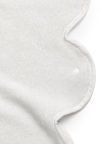 Valkoinen, lainehtiva tekstiili, jossa on pehmeä, pyyheliinamainen pinta. Ominaisuuksiin kuuluu tasainen pinta ja ommeltu reuna, jossa on pieni reikä.