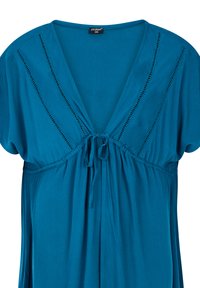 Turkio spalvos suknelė, pagaminta iš minkštos medžiagos, su V formos iškirpte ir susiejimo akcentu, dekoratyviniais išpjovimais palei siūles.