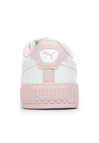 Witte sneakers met een gestructureerde roze rubberen zool en hiel. Roze Puma-logo op de achterkant van de hieltab, glad bovenwerk van synthetisch materiaal met stikseldetails.