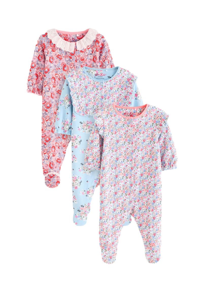 Kolm lastesukkpükst, millel on lillmustrid: üks punane valge kraega, üks hele sinine ja üks roosa volangvarrukatega.