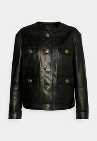 Černá kožená bunda s kulatým výstřihem, zlatými knoflíky a dvěma předními hrudními kapsami se klopami. Hladká textura a přiléhavý střih.