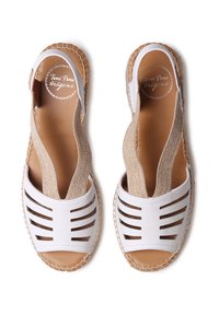 Espadrillas bianche in pelle con pannelli laterali in tela elastica, design open-toe e dettagli in juta intrecciata lungo la suola.