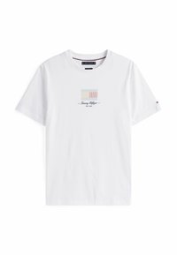 Hvid bomulds t-shirt med et centralt grafisk print bestående af blå, gule og røde striber og teksten "Tommy Hilfiger EST. 1985" nedenfor. Korte ærmer.