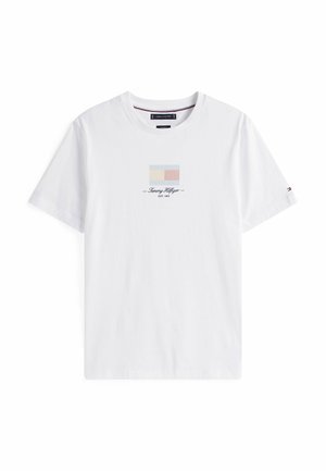 Weißes Baumwoll-T-Shirt mit einem zentralen Grafikdesign featuring blauen, gelben und roten Streifen und dem Text "Tommy Hilfiger EST. 1985" darunter. Mit kurzen Ärmeln.
