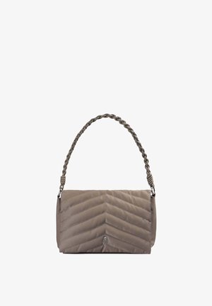 Bolso acolchado color topo con costuras en forma de chevron y asa trenzada, con un pequeño emblema de calavera plateada en la solapa frontal.