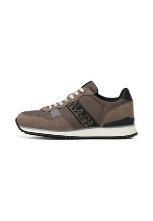 Niskie brązowe zamszowe i materiałowe sneakersy z białymi sznurówkami, czarną łatą na pięcie, czarną podeszwą z bieżnikiem oraz logo "NAPAPIJRI" po boku.