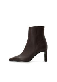 Brauner Leder-Stiefel mit spitz zulaufender Zehenpartie und schlankem High Heel. Verfügt über eine glatte Textur und ein minimalistisches Design mit Nahtdetails.