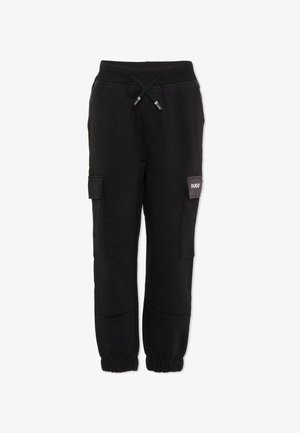 Zwarte cargobroek van zacht materiaal, met een elastische tailleband met trekkoord, zijzakken en geribde manchetten. Inclusief HUGO logo patch.