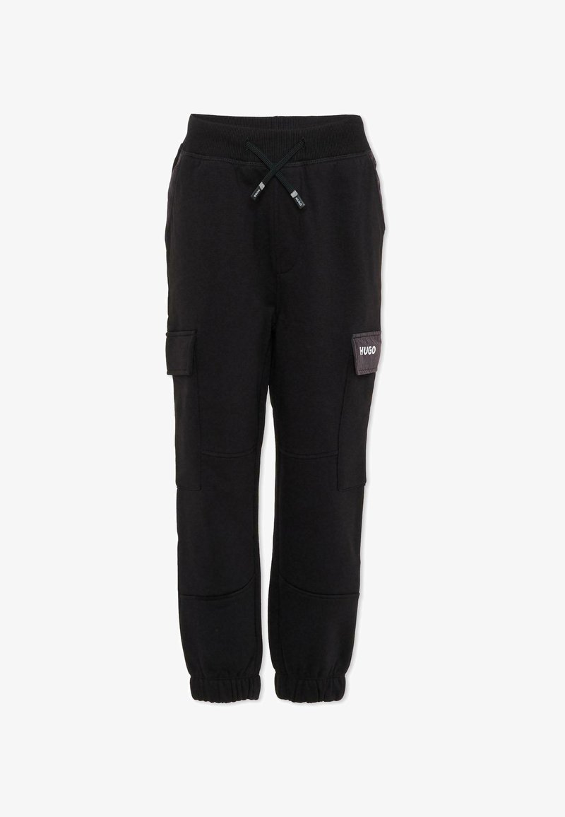 Zwarte cargobroek van zacht materiaal, met een elastische tailleband met trekkoord, zijzakken en geribde manchetten. Inclusief HUGO logo patch.