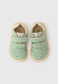 Παιδικά παπούτσια με πράσινες και λευκές ρίγες, μαλακό υφασμάτινο επάνω μέρος, ρυθμιζόμενα λουράκια με βέλκρο και μπεζ καουτσούκ σόλα.