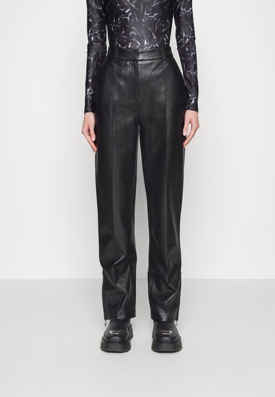 Han Kjøbenhavn STRAIGHT SUIT TROUSERS - Pantalones - black