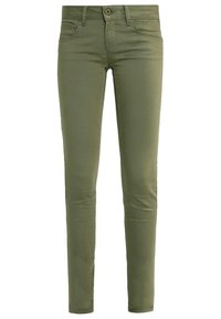 Jeans ajustados verde oliva con una suave tela de mezcla de algodón, diseño de cinco bolsillos y un cierre de botón simple en la cintura.