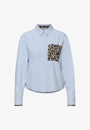 Hellblaues, langärmliges Hemd mit Knopfleiste, Brusttasche mit Leopardenmuster sowie Leopardenmuster-Details im Kragen und an den Manschetten.