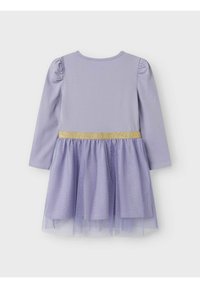 Robe à manches longues en lavande clair, dotée d'une jupe en tulle texturé avec des paillettes dorées et une ceinture dorée. Matériau doux en coton.