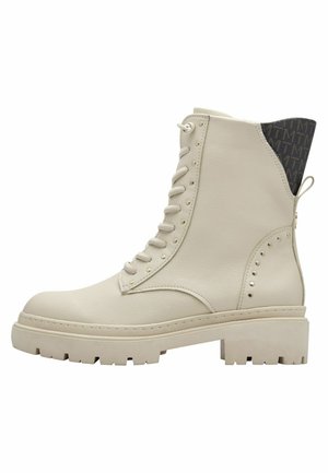 Botte en cuir beige à lacets avec un talon texturé bleu, des clous décoratifs sur le côté et un design de semelle épaisse pour une traction accrue.